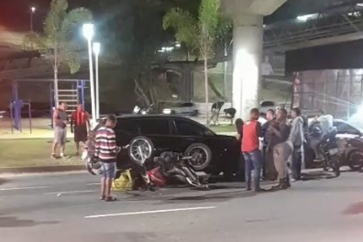 Vídeo: Moto capota e para trânsito na Avenida Bonocô; dois ficam feridos