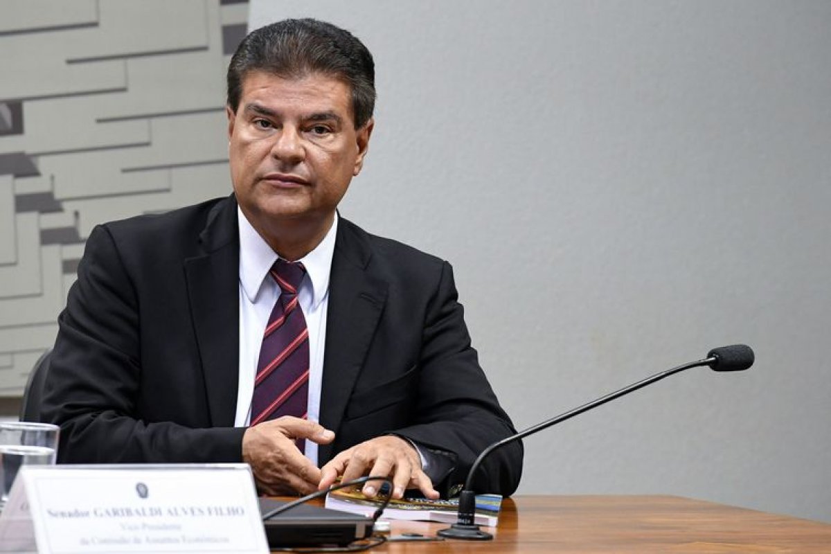Assessoria do senador Nelsinho Trad desmente notícia sobre ele estar em UTI