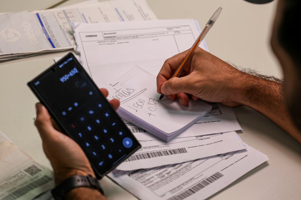 Mais da metade dos trabalhadores termina o mês sem dinheiro, diz levantamento da Serasa