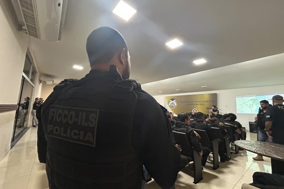 Operação prende 14 integrantes de facção criminosa e apreende arma e drogas em Itacaré