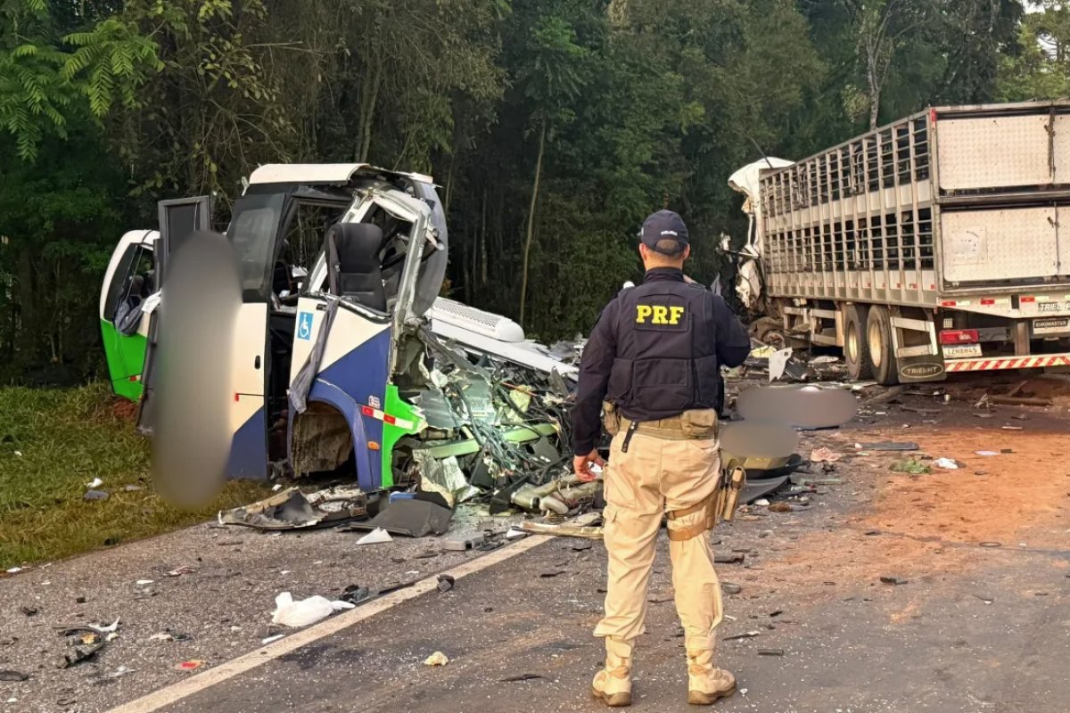 Acidente entre carreta e micro-ônibus em rodovia do Paraná deixa 22 mortos e cinco feridos  