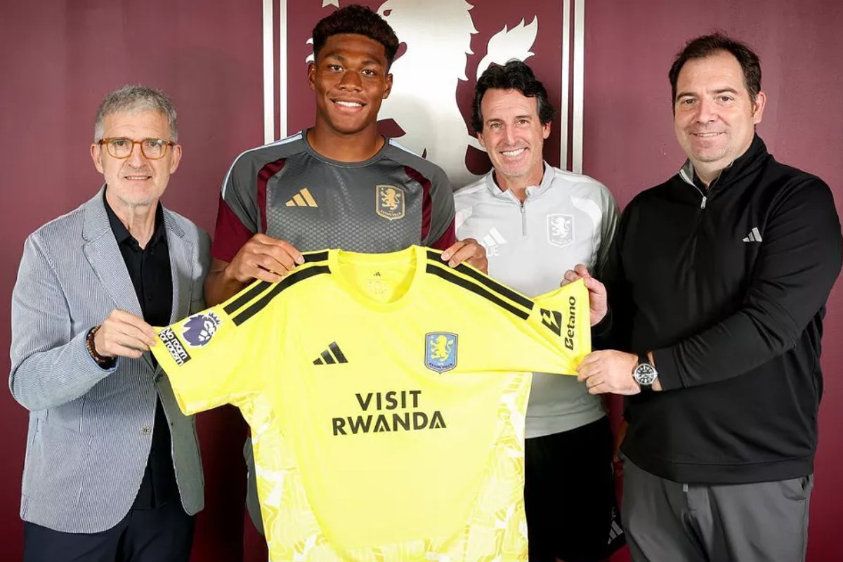 Aston Villa anuncia contratação de goleiro que brilhou pelo Japão na Copa