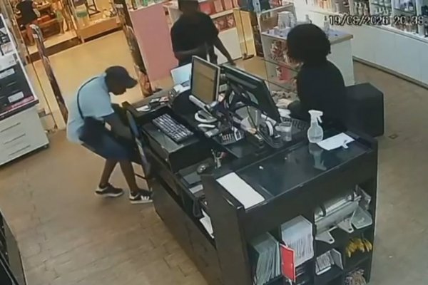 [Assalto em shopping causa prejuízo de mais de R$ 16 mil a loja de perfumes]