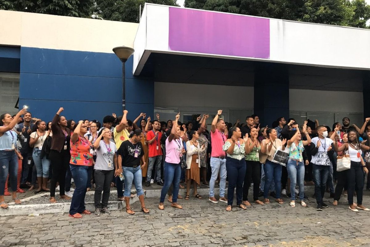 Funcionários de call center protestam contra rotina de trabalho diante da pandemia do coronavírus