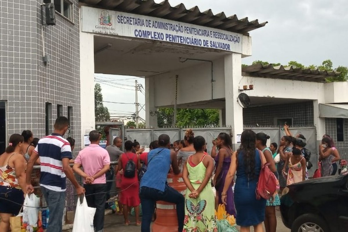 Familiares de presos protestam em frente ao Complexo penitenciário de Salvador