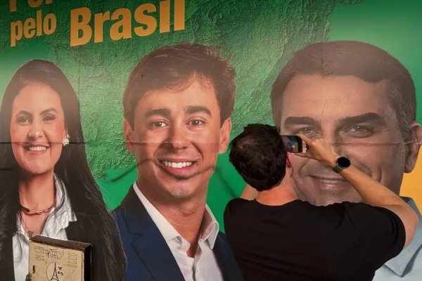 [Justiça Eleitoral manda Flávio Bolsonaro e Nikolas Ferreira retirarem propagandas irregulares em Minas Gerais]