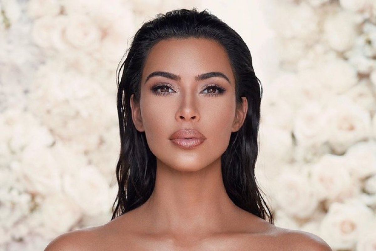 Kim Kardashian lança linha de roupas modeladoras