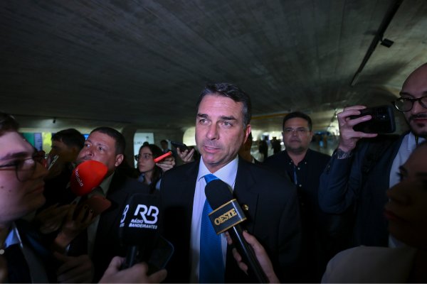 [ 'Vocês vão parar no tempo?', diz Flávio Bolsonaro ao ser questionado sobre 'Dark Horse']