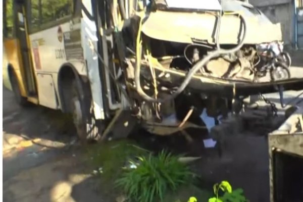 [Micro-ônibus colide em poste e fica destruído na Avenida Gal Costa]