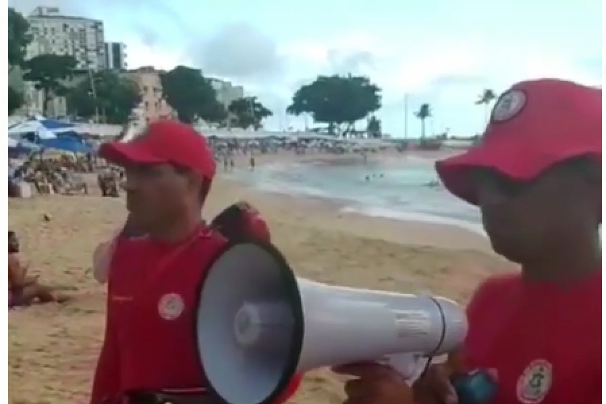 "Evitem aglomeração", afirma corpo de bombeiros em praias de Salvador