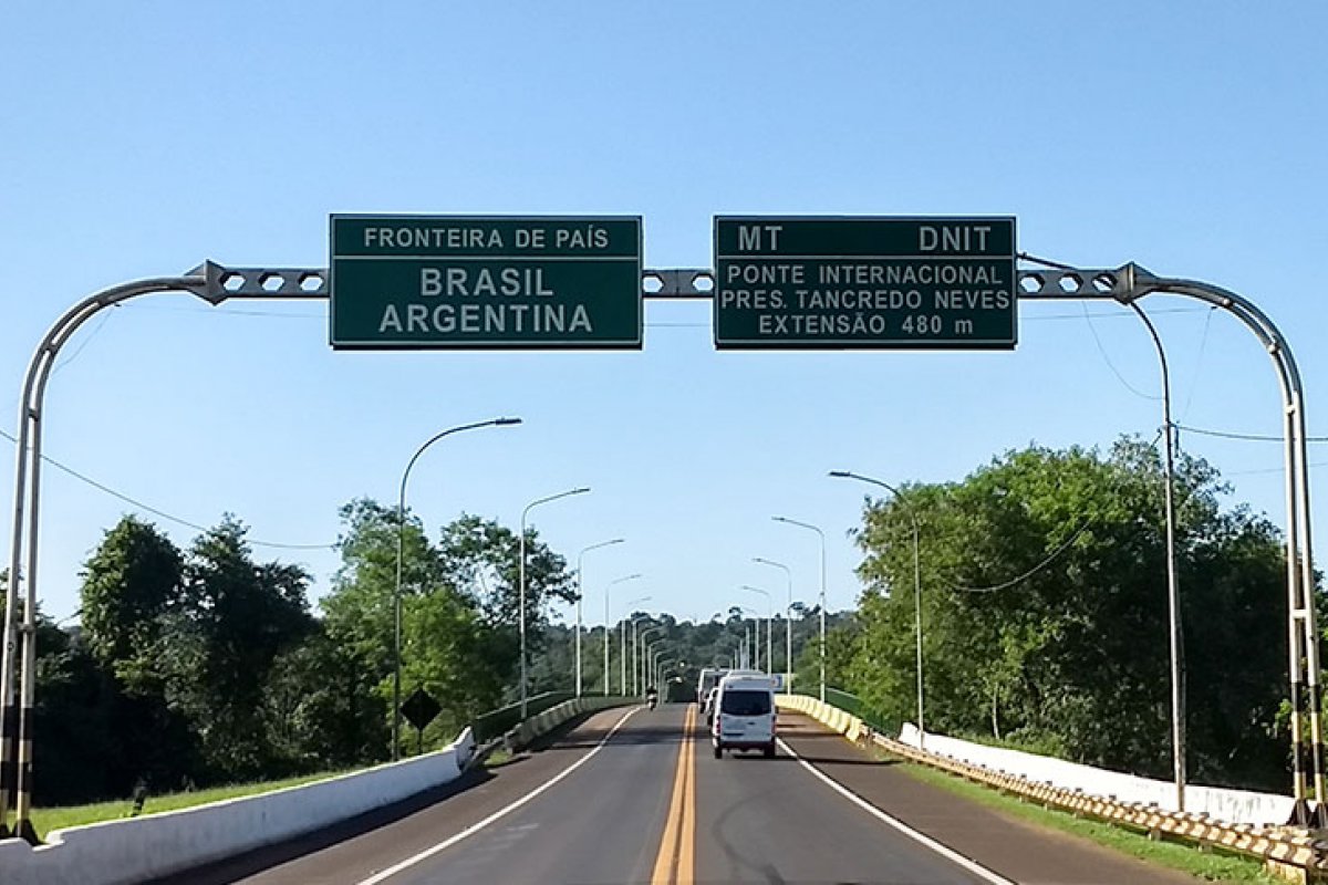 Brasil fecha fronteira com 8 país, mas mantém transporte de cargas