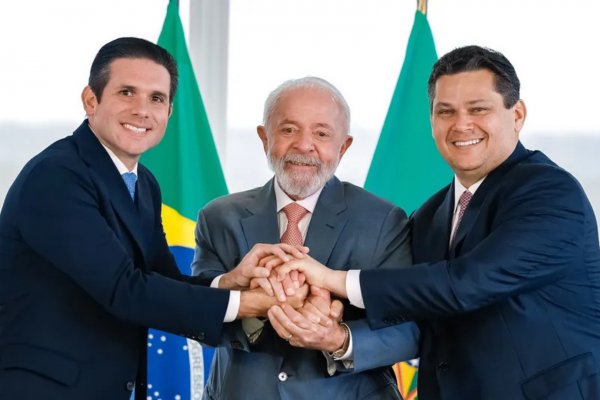 [Lula fecha acordo para destravar o fim da taxa das blusinhas com Alcolumbre e Hugo Motta ]