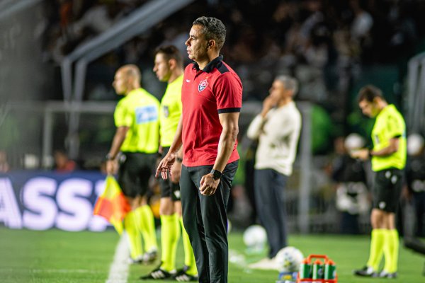 [Jair Ventura admite frustração após derrota e cobra reação do Vitória fora de casa]