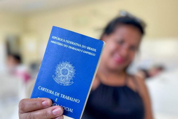 [Taxa de desemprego cai para 5,3% no trimestre encerrado em julho, diz IBGE]