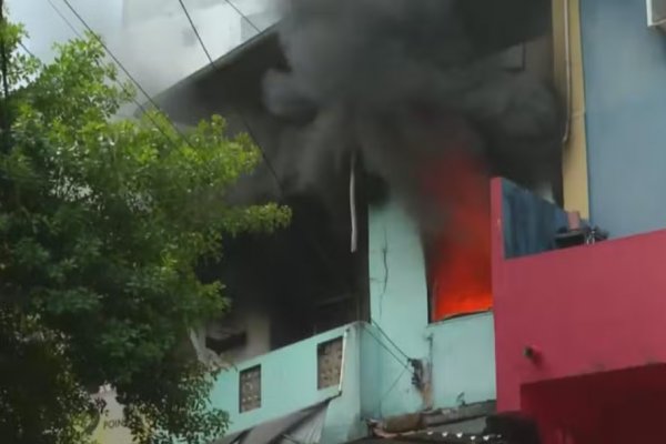 [Incêndio atinge casa na avenida Garibaldi e trava trânsito na região]