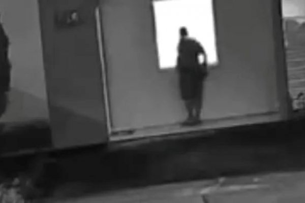 [Homem flagrado de masturbando observando vizinha é multado por condomínio]