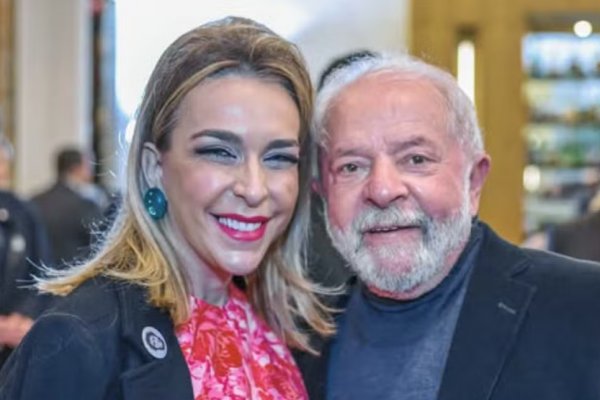[Lula afirma não conhecer Roberta Luchsinger, mas redes sociais da empresária mostram fotos dos dois ]