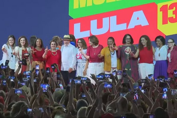 [Lula diz que enfrenta poderosos e Flávio Bolsonaro busca voto feminino em primeiro programa na TV]