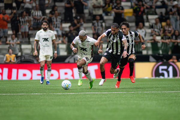 [Defesa falha, Vitória perde para o Atlético-MG e segue sem vencer fora no Brasileirão ]