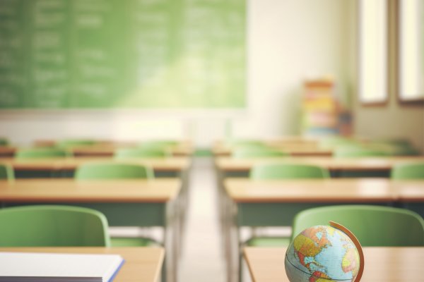 [Fim da escala 6x1 pode aumentar mensalidades escolares privadas até 23%, aponta levantamento da Confenen]