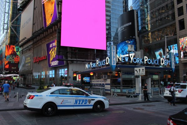 [Mulher esfaqueia duas pessoas e é baleada pela polícia na Times Square]