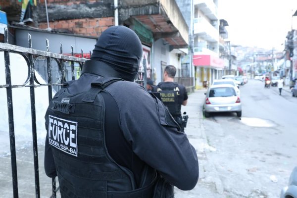 [Ex-policial é alvo de mandando de busca e apreensão por fraude em registro de CACs na Bahia]