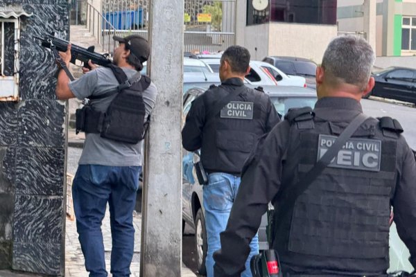 [Polícia cumpre mandados contra grupo investigado por tráfico de drogas e extorsão em região turística de Salvador ]
