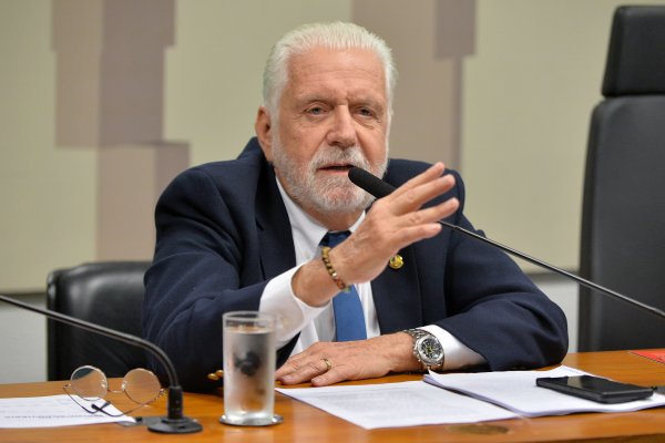 [Vídeo: Em suposta leitura labial, Jaques Wagner aparece cobrando Alcolumbre sobre votação da 6x1]