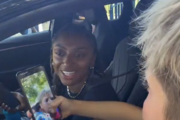 Vídeo: Kerolin é confundida com Raphinha e responde a torcedora: [Vídeo: Kerolin é confundida com Raphinha e responde a torcedora: