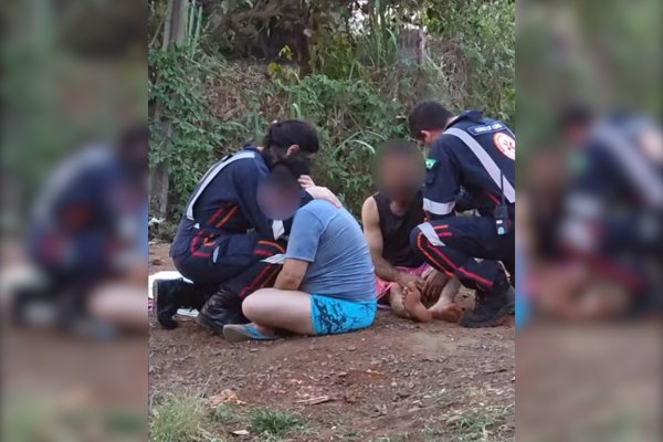 [Vídeo: socorristas acalmam pais de criança de 7 anos vítima de acidente de carro]