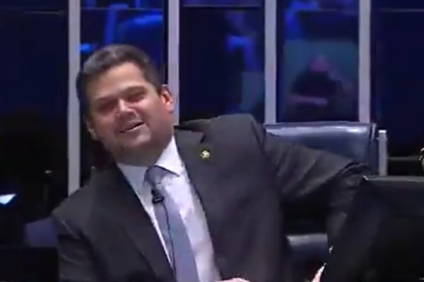[Vídeo: Davi Alcolumbre trava PEC 6x1 até o final das eleições deste ano]
