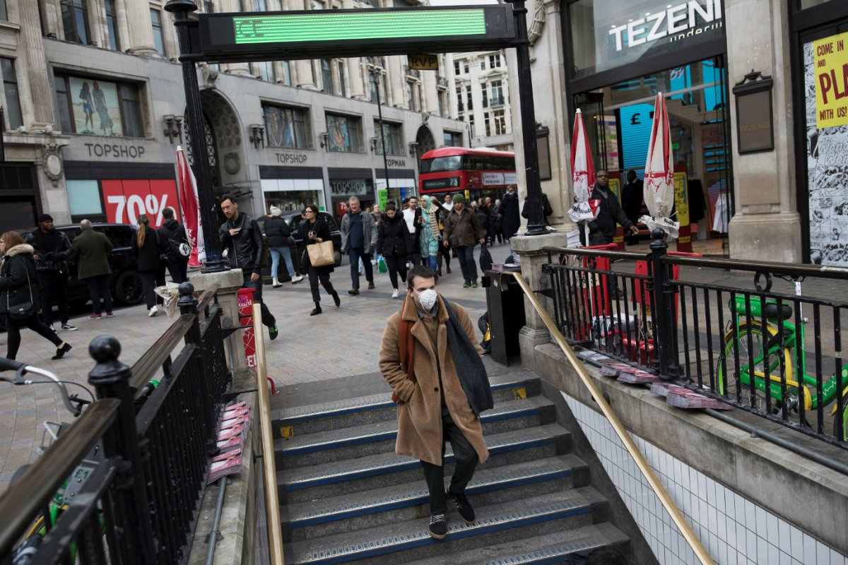 Londres fecha 40 estações de metrô para conter avanço da Covid-19