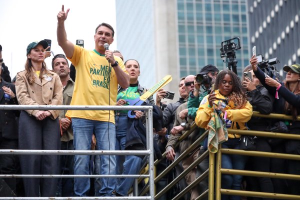 [Flávio Bolsonaro reúne apoiadores na Paulista para ato do 7 de Setembro]