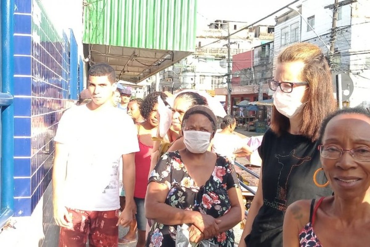 Mesmo em período de isolamento, idosos formam grande fila em posto de saúde em Salvador