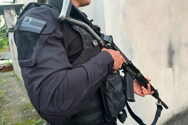 [ Dois homens são presos em Salvador acusados de cometer homicídios ]