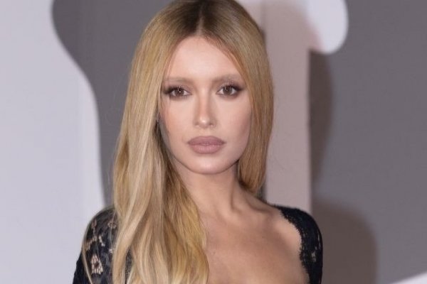 [Maria Braz aposta em transparência, rendas e estrutura com vestido Saint Laurent para red carpet no Festival de Veneza! ]