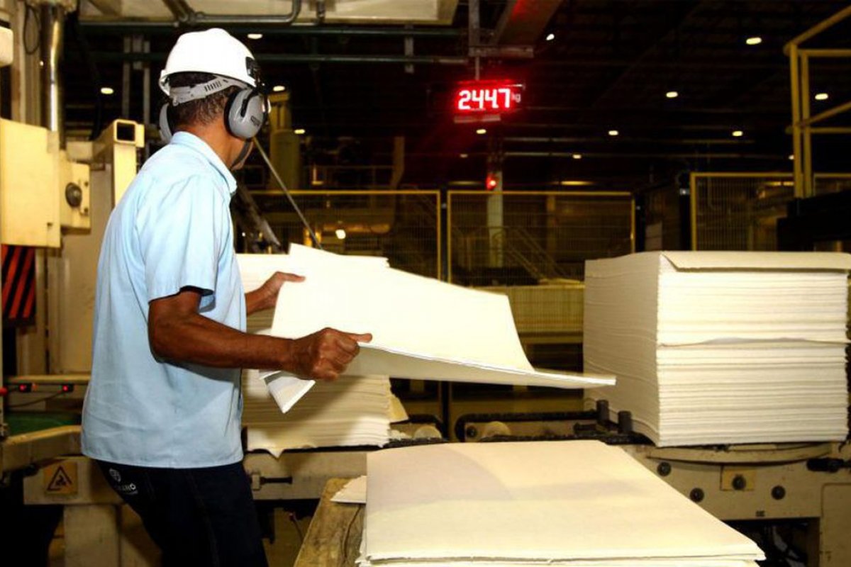 Confiança da indústria recua 3,2 pontos na prévia de março