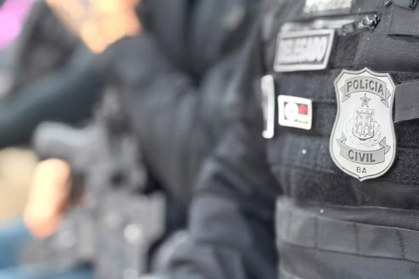 [Homem é preso após instalar rastreador no carro da ex-companheira ]