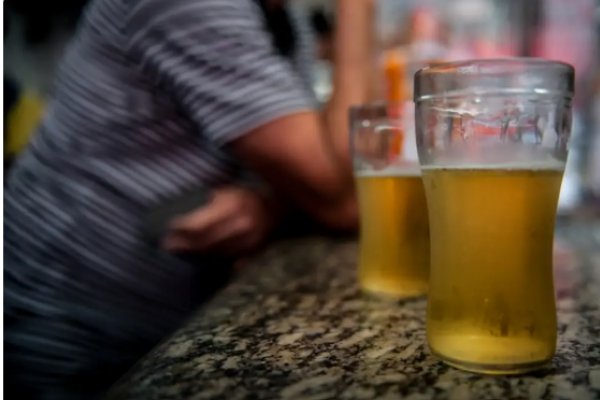 [Álcool e cigarro podem causar cegueira, alertam especialistas]
