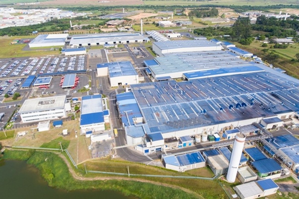 Toyota e BMW suspendem produção no Brasil