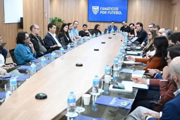 [Clubes de futebol brasileiro fazem manifesto contra veto a bets]