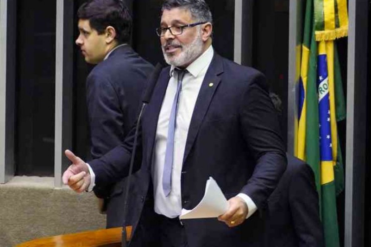 Alexandre Frota acusa Jair Bolsonaro de trazer “um avião de coronavírus para o Brasil”