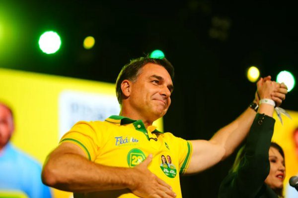[Flávio Bolsonaro critica foto de Gonet ao lado de Vorcaro: 'Rindo da cara do povo']