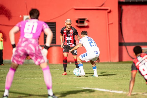[Vitória sai na frente, sofre virada do Cruzeiro e perde no Barradão ]