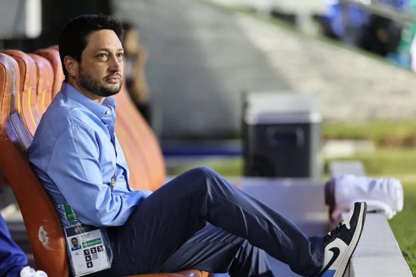 [Arthur Elias acompanha Corinthians x Bahia antes de convocar Seleção Feminina]