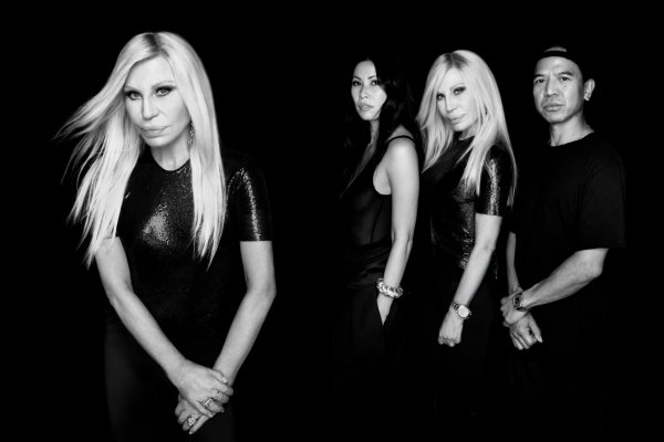[Donatella Versace prepara nova marca e leva sua assinatura criativa para uma nova geração! ]