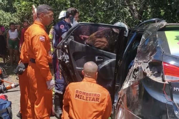 [Bombeiros resgatam vítima presa às ferragens após acidente de carro em Camaçari]