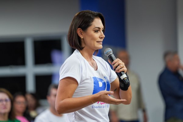 [Michelle Bolsonaro é internada após crise de enxaqueca; não há previsão de alta]
