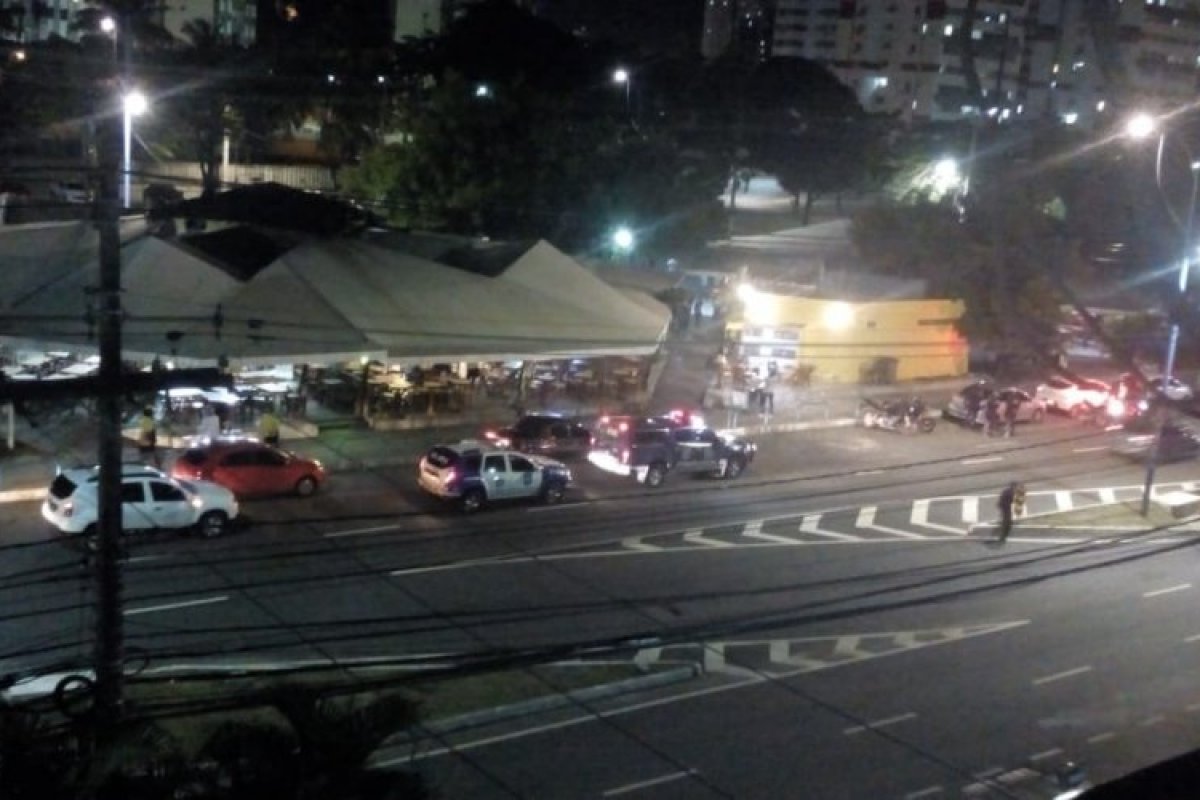 Guarda municipal de Salvador realiza abordagem em bares durante pandemia
