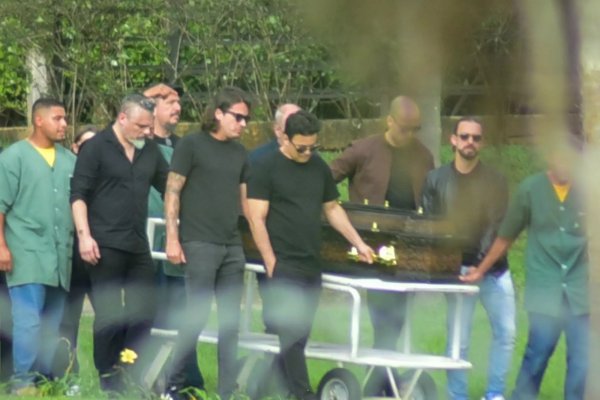 [Renner ajuda a carregar caixão de Rick durante despedida no interior de São Paulo]